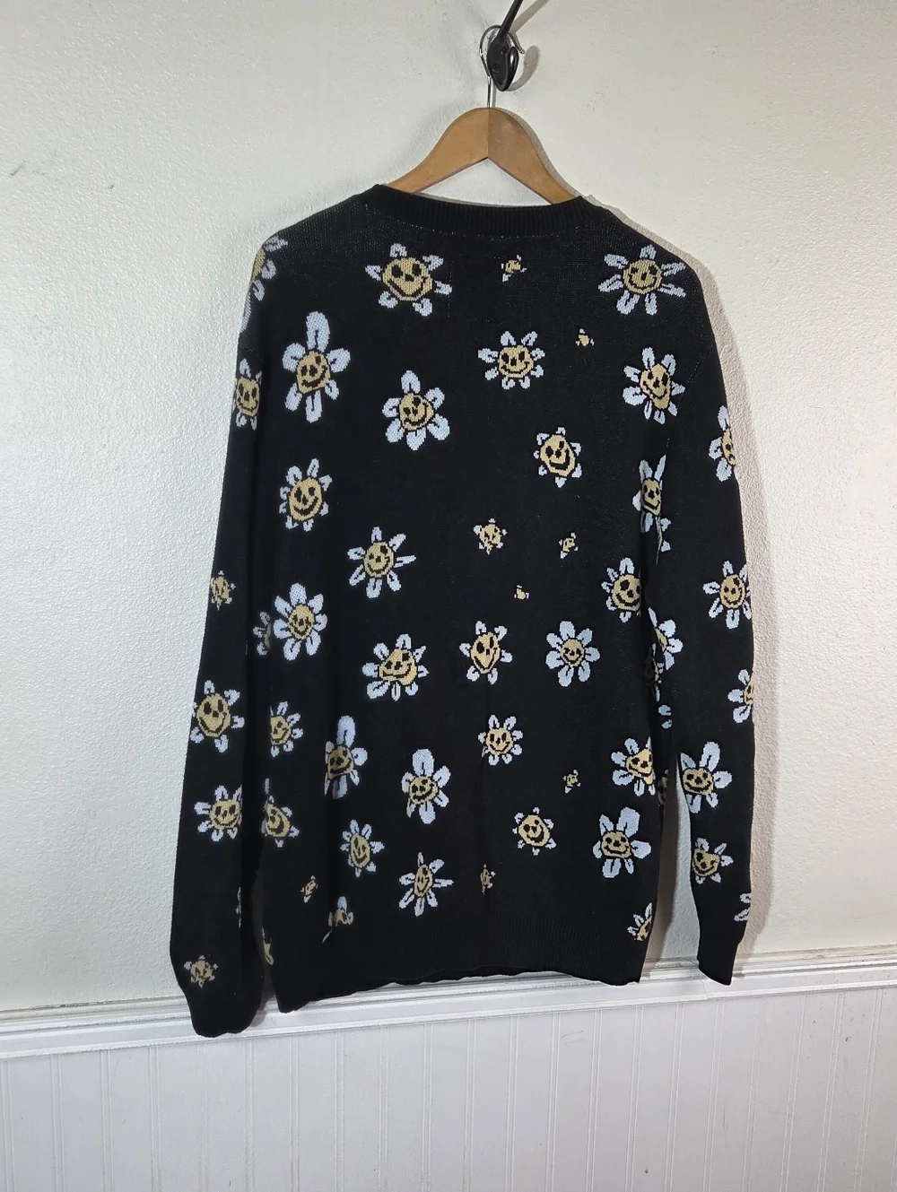 Vans Men’s Large Black Smiley Daisy Cardigan Sweater Cotton V Neck Button Front - Picture 5 of 13